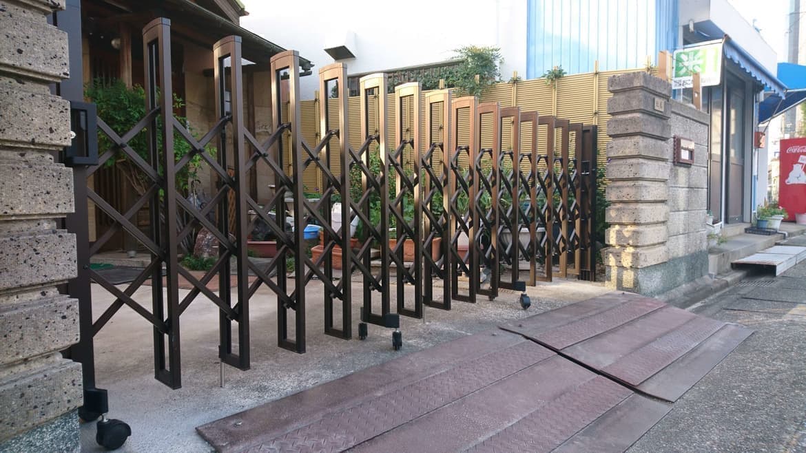 アコーディオン門扉の取替え 名古屋市港区 | 門扉の取替えならエクステリアの窓口名古屋市港区